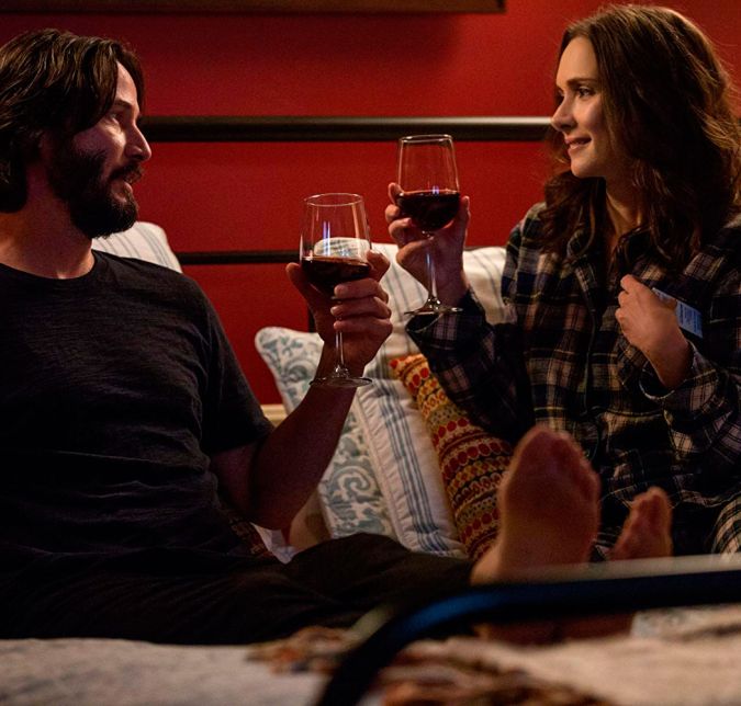 Winona Ryder já contou que acredita que ela e Keanu Reeves se casaram acidentalmente durante a gravação de Dracula de Bram Stoker, mas ele decidiu dar mais detalhes sobre o relacionamento que tem com a atriz. Em entrevista ao programa The Talk, o ator revelou: De vez em quando, eu recebo uma mensagem do tipo: Olá, marido. Ele contou que, no começo, achou que tudo não passasse de uma brincadeira: - Eu não acreditei nela, mas então Francis Ford Coppola, o diretor de Dracula, falou com Winona e disse publicamente que sim, aquilo realmente aconteceu, o padre fez uma cerimônia inteira, e Winona e eu nos casamos. Quer entender essa história? Passa para a próxima foto, ali na setinha do lado!