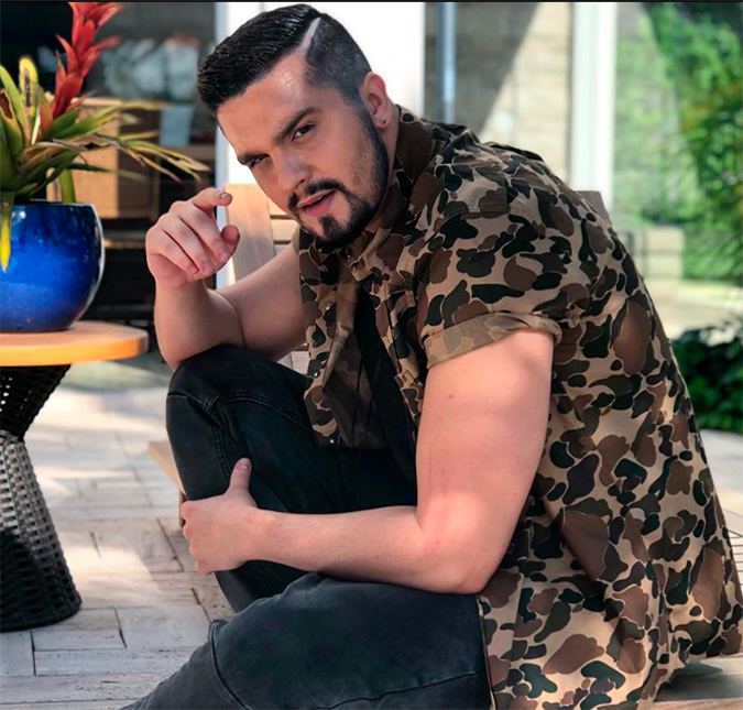 Luan Santana exibe novo visual e brinca: <i>Cabem dois caminhões</i>