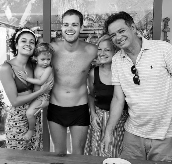 Neste clique, postado pelo irmão da atriz, Angelo Wolf, os dois aparecem juntos e com os pais, Renate Wolf e José Mário da Silva, além do pequeno Otto no colo. Uma fofura, né? Neste clique, postado pelo irmão da atriz, Angelo Wolf, os dois aparecem juntos e com os pais, Renate Wolf e José Mário da Silva, além do pequeno Otto no colo. Uma fofura, né?