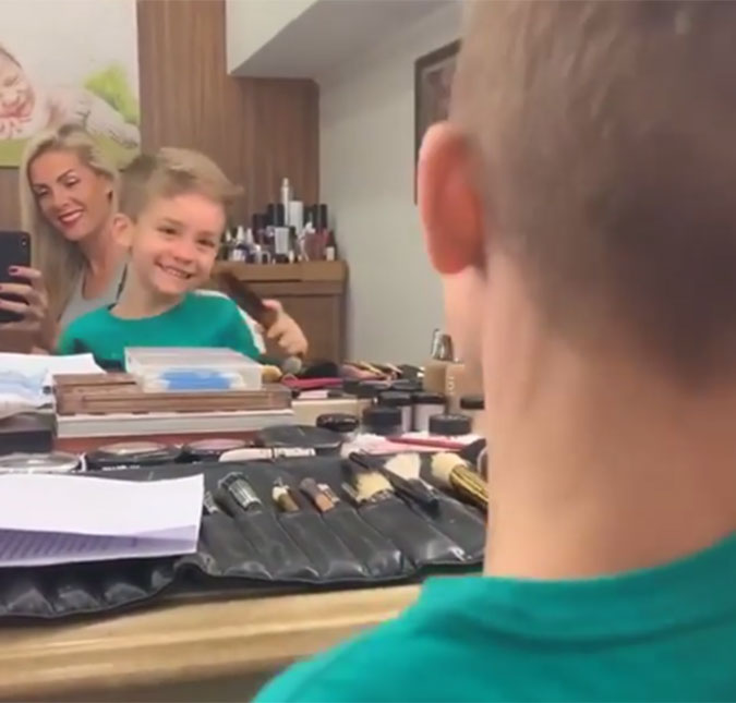 Ana Hickmann mostra o filho dançando e pergunta para ele: <i>- Seu pai sabe que você tá rebolando desse jeito?</i>