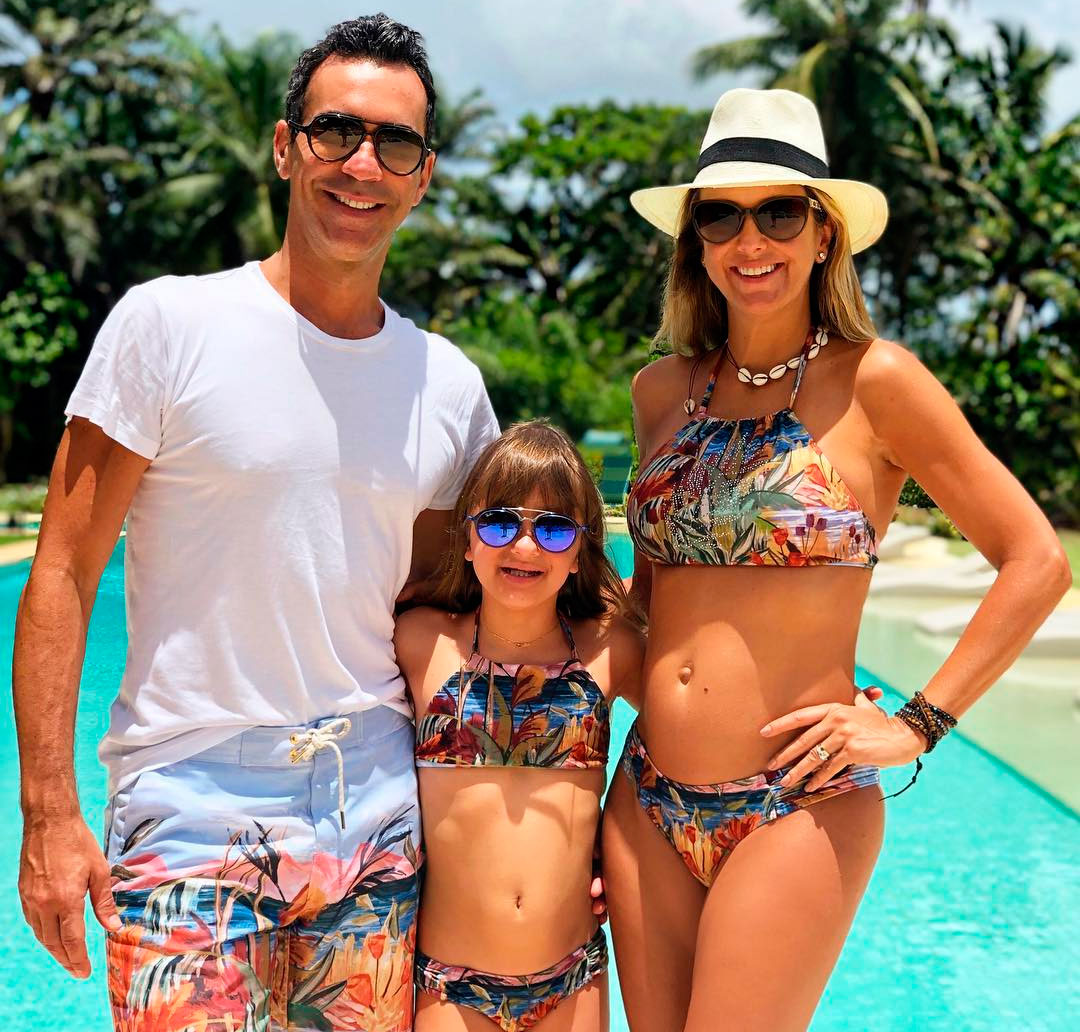 Grávida, Ticiane Pinheiro combina estampas com Cesar Tralli e Rafinha Justus e declara: <I>Meus três amores</I>