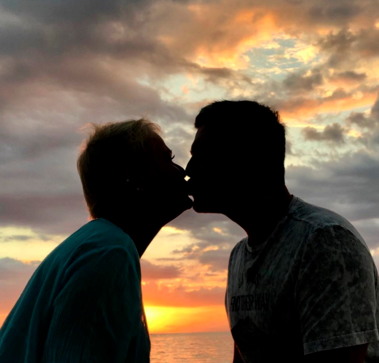 Xuxa e Junno curtem dia romântico e celebram um ano sem carne: <I>Um ano sem sofrimento</i>