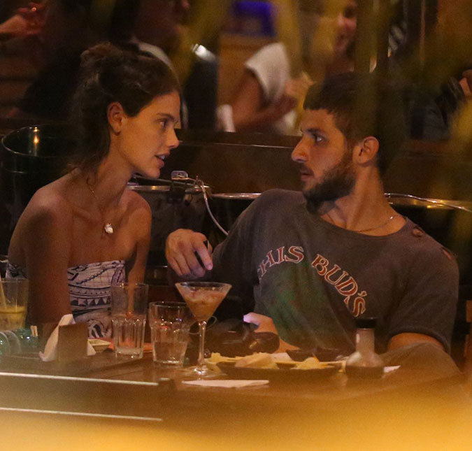 Laura Neiva exibe aliança suspeita durante jantar romântico com Chay Suede, confira as fotos!