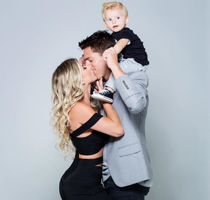 Karina Bacchi publica foto dando beijão em Amaury Nunes