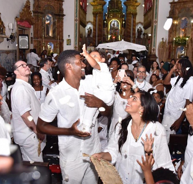 Regina Casé celebra batizado do neto