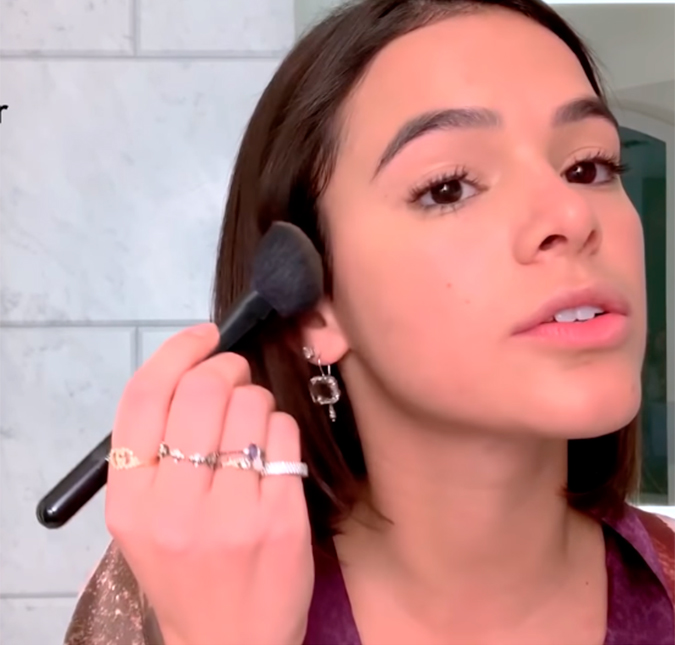 Bruna Marquezine grava tutorial de maquiagem em inglês para revista norte-americana, assista!