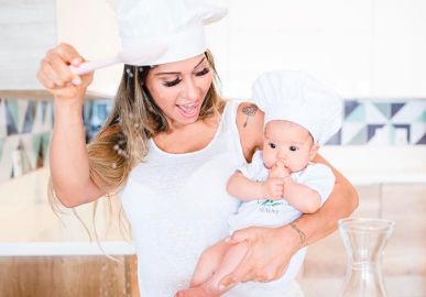 Mayra Cardi posa com a filha na cozinha: <I>Minha companheira na criação de receitas saudáveis</i>