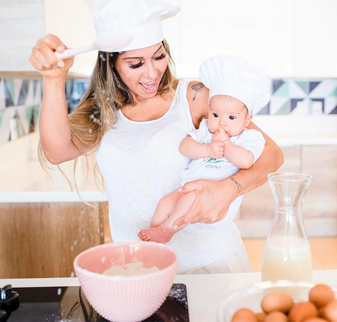 Mayra Cardi posa com a filha na cozinha: <I>Minha companheira na criação de receitas saudáveis</i>