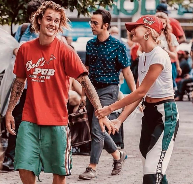 Hailey Bieber fala sobre as críticas que recebe de fãs de Justin Bieber: <i>- As crianças ficam muito obcecadas</i>