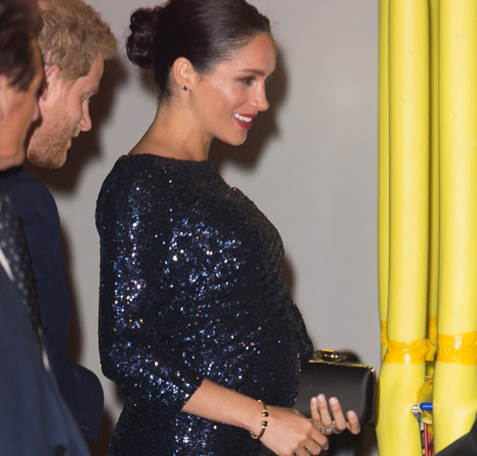 Descubra por que Meghan Markle carregam a bolsa na mão esquerda!