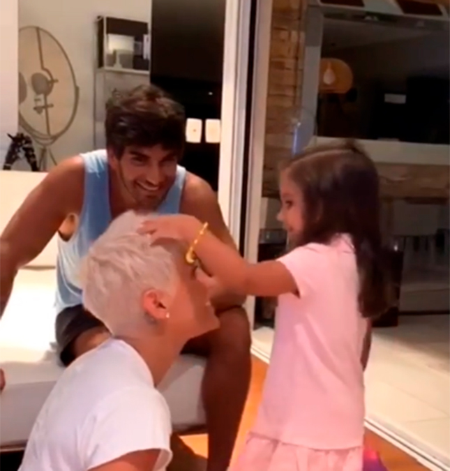 Deborah Secco mostra a reação da filha ao vê-la com o cabelo platinado: <I>- Parece a Xuxa!</i>