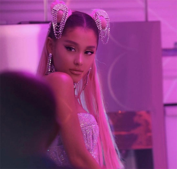 Ariana Grande se diverte muito com as amigas - e seu cachorro - no clipe todo glamouroso de <i>7 Rings</i>, assista!