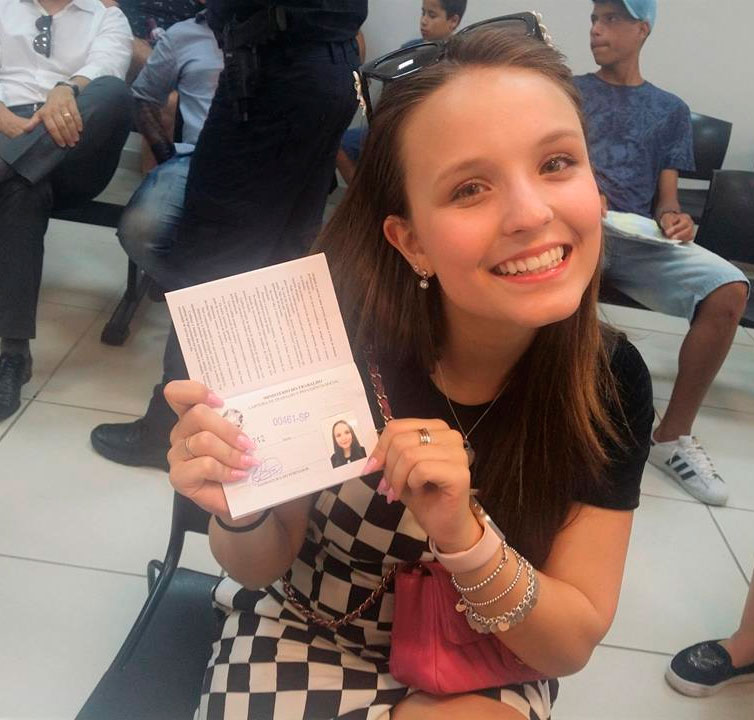 Aos 18 anos de idade, Larissa Manoela tira carteira de trabalho e dá entrada em habilitação de motorista