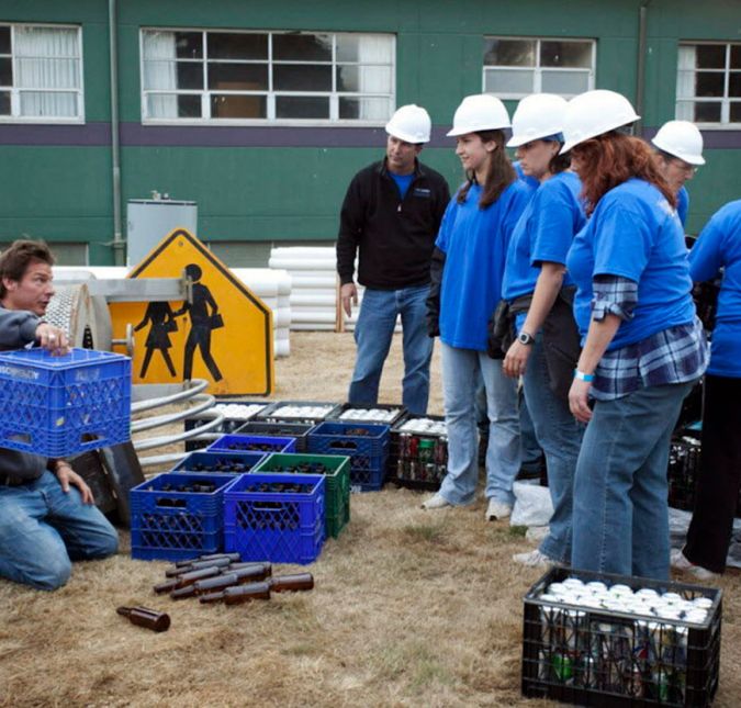 O bem-humorado Ty Pennington é o responsável por comandar o Extreme Makeover: Reconstrução Total, que reforma radicalmente uma casa, incluindo até a demolição de estruturar originais. As famílias escolhidas para receber a reforma são indicadas por familiares e vizinhos, que acreditam que eles merecem ganhar o presente, deixando o programa emocionante. Considerado um dos programas mais revolucionários da história dos realities de reforma de casas, o Extreme é realmente irreverente e continua se mantendo atual e conquistando cada vez mais telespectadores, já que realiza grandes reformas em um curto período de tempo. Os truques da televisão, é claro, fazem com que a reforma seja mais rápida do que seria se acontecesse na vida real, no entanto, o resultado de cada obra não deixa a desejar e realmente faz o telespectador ansiar pelo próximo episódio. O bem-humorado Ty Pennington é o responsável por comandar o Extreme Makeover: Reconstrução Total, que reforma radicalmente uma casa, incluindo até a demolição de estruturar originais. As famílias escolhidas para receber a reforma são indicadas por familiares e vizinhos, que acreditam que eles merecem ganhar o presente, deixando o programa emocionante. Considerado um dos programas mais revolucionários da história dos realities de reforma de casas, o Extreme é realmente irreverente e continua se mantendo atual e conquistando cada vez mais telespectadores, já que realiza grandes reformas em um curto período de tempo. Os truques da televisão, é claro, fazem com que a reforma seja mais rápida do que seria se acontecesse na vida real, no entanto, o resultado de cada obra não deixa a desejar e realmente faz o telespectador ansiar pelo próximo episódio.