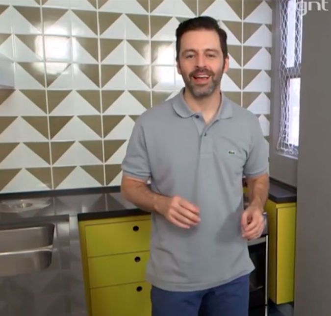 No Brasil, os programas de decoração, arquitetura e organização não deixam a desejar. No entanto, os especializados do assunto podem ser encontrados com mais facilidade na TV por assinatura. No canal GNT, por exemplo, é possível acompanhar o programa Decora, que a cada episódio mostra a reforma de apenas um cômodo da residência do personagem escolhido. Na temporada atual, o arquiteto Maurício Arruda comanda a transformação e ainda dá dicas e ideias para lá de inspiradoras de como transformar o visual de sua casa sem extrapolar no orçamento. No mesmo canal, também é possível assistir ao Santa Ajuda, uma espécie de Marie Kondo brasileira. Na atração, Micaela Góes dá dicas úteis de como otimizar espaço e viver longe da bagunça. No Brasil, os programas de decoração, arquitetura e organização não deixam a desejar. No entanto, os especializados do assunto podem ser encontrados com mais facilidade na TV por assinatura. No canal GNT, por exemplo, é possível acompanhar o programa Decora, que a cada episódio mostra a reforma de apenas um cômodo da residência do personagem escolhido. Na temporada atual, o arquiteto Maurício Arruda comanda a transformação e ainda dá dicas e ideias para lá de inspiradoras de como transformar o visual de sua casa sem extrapolar no orçamento. No mesmo canal, também é possível assistir ao Santa Ajuda, uma espécie de Marie Kondo brasileira. Na atração, Micaela Góes dá dicas úteis de como otimizar espaço e viver longe da bagunça.