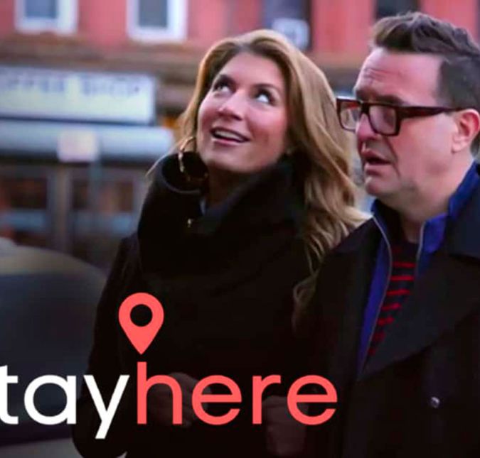 Reforme na Baixa, Fature na Alta é a tradução em português para o programa Stay Here, da Netflix. Apesar do nome meio nada a ver, o programa é uma aposta muito boa para os fãs desse nicho. A designer Genevive Gorder e o especialista em mercado imobiliário Peter Lorimer propõe que seus clientes transformem imóveis que são de aluguel de temporada em uma grande fonte de renda. Para isso, eles pegam imóveis que não faturam muito - por ter uma decoração precária ou muito antiga -, analisam as tendências e fazem uma transformação gigante, deixando assim a propriedade para lá de atrativa para ser alugada. Até um barco que funciona como residência em Seattle já foi reformado pela dupla, deixando qualquer um curioso para se hospedar em um local mais inusitado! Reforme na Baixa, Fature na Alta é a tradução em português para o programa Stay Here, da Netflix. Apesar do nome meio nada a ver, o programa é uma aposta muito boa para os fãs desse nicho. A designer Genevive Gorder e o especialista em mercado imobiliário Peter Lorimer propõe que seus clientes transformem imóveis que são de aluguel de temporada em uma grande fonte de renda. Para isso, eles pegam imóveis que não faturam muito - por ter uma decoração precária ou muito antiga -, analisam as tendências e fazem uma transformação gigante, deixando assim a propriedade para lá de atrativa para ser alugada. Até um barco que funciona como residência em Seattle já foi reformado pela dupla, deixando qualquer um curioso para se hospedar em um local mais inusitado!