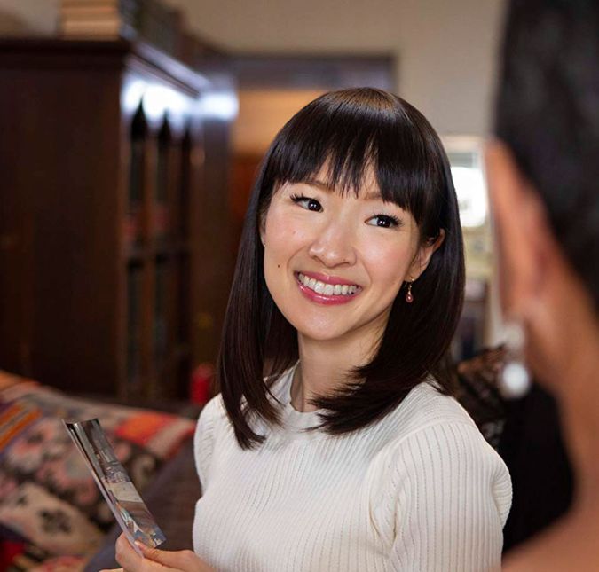 Já pensou ter uma Marie Kondo em casa para te ajudar a organizar toda sua bagunça e ainda receber dicas e truques para não deixar a casa simplesmente de pernas pro ar? Agora você pode! A Netflix atendeu aos pedidos e colocou no ar um programa com a especialista em organização pessoal e autora japonesa. Desde que o programa Ordem na Casa com Marie Kondo estreou, os fãs de organização, reforma, decoração e arquitetura estão indo à loucura com o método da japonesa para organizar cada cômodo da casa. Com muita elegância e gestos para lá de fofos, Kondo tem empolgado muita gente para dar uma repaginada na casa. Os fãs já sabem: na hora de se desfazer de qualquer objeto e item pessoal, agradeça por ele antes de se despedir! Já pensou ter uma Marie Kondo em casa para te ajudar a organizar toda sua bagunça e ainda receber dicas e truques para não deixar a casa simplesmente de pernas pro ar? Agora você pode! A Netflix atendeu aos pedidos e colocou no ar um programa com a especialista em organização pessoal e autora japonesa. Desde que o programa Ordem na Casa com Marie Kondo estreou, os fãs de organização, reforma, decoração e arquitetura estão indo à loucura com o método da japonesa para organizar cada cômodo da casa. Com muita elegância e gestos para lá de fofos, Kondo tem empolgado muita gente para dar uma repaginada na casa. Os fãs já sabem: na hora de se desfazer de qualquer objeto e item pessoal, agradeça por ele antes de se despedir!