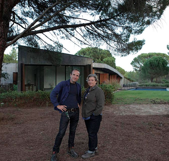 Na Netlix, os fãs de arquitetura podem ir ao delírio com a série As Casas Mais Extraordinárias do Mundo! O arquiteto Piers Taylor e a atriz Caroline Quentin viajam o mundo em busca das residências mais originais e inusitadas. Cada episódio se inspira em um cenário, como litoral, montanha, floresta e até locais subterrâneos. O programa é realmente para impressionar, já que além de verdadeiras obras de arte, as casas são bastante funcionais. Na Netlix, os fãs de arquitetura podem ir ao delírio com a série As Casas Mais Extraordinárias do Mundo! O arquiteto Piers Taylor e a atriz Caroline Quentin viajam o mundo em busca das residências mais originais e inusitadas. Cada episódio se inspira em um cenário, como litoral, montanha, floresta e até locais subterrâneos. O programa é realmente para impressionar, já que além de verdadeiras obras de arte, as casas são bastante funcionais.