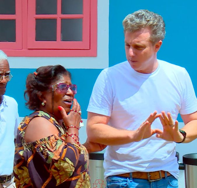 Já na TV aberta, outro programa famoso de arquitetura e decoração era o quadro Lar Doce Lar, do antigo Caldeirão do Huck. O apresentador Luciano Huck conseguia emocionar a cada episódio ao ajudar diversas famílias espalhadas pelo Brasil a terem suas casas completamente reformadas. Com a ajuda de engenheiros, arquitetos e uma grande equipe, Huck transformava casas em péssimo estado em pouquíssimo tempo. A atração, claro, tinha um apelo emocional bastante forte, já que também contava a história de vida e as dificuldades enfrentadas por cada família, que ainda precisava encarar alguma prova para ter sua casa completamente reformada, além de garantir algum prêmio, como uma quantia em dinheiro. Já na TV aberta, outro programa famoso de arquitetura e decoração era o quadro Lar Doce Lar, do antigo Caldeirão do Huck. O apresentador Luciano Huck conseguia emocionar a cada episódio ao ajudar diversas famílias espalhadas pelo Brasil a terem suas casas completamente reformadas. Com a ajuda de engenheiros, arquitetos e uma grande equipe, Huck transformava casas em péssimo estado em pouquíssimo tempo. A atração, claro, tinha um apelo emocional bastante forte, já que também contava a história de vida e as dificuldades enfrentadas por cada família, que ainda precisava encarar alguma prova para ter sua casa completamente reformada, além de garantir algum prêmio, como uma quantia em dinheiro.