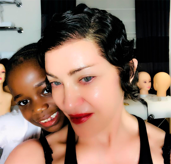 Madonna pinta os cabelos de preto e surpreende os fãs na <i>internet</i>