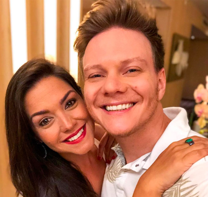 Thais Fersoza surpreende Michel Teló com bolo durante <i>show</i> - e ainda teve festa surpresa!