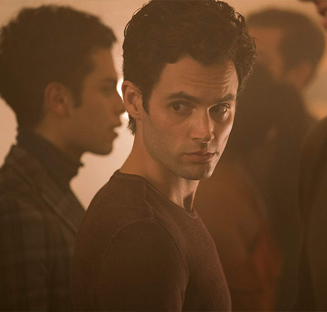 Penn Badgley cita <i>Molejo</i> ao falar sobre <i>Você</i>, série que protagoniza. Assista!