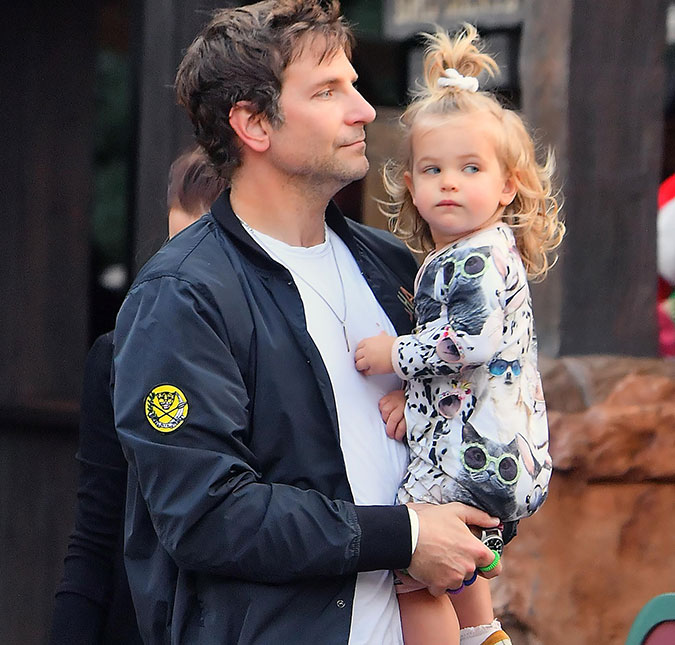 Bradley Cooper é <I>uma pessoa mudada</I> desde que virou pai, diz <I>site</I>