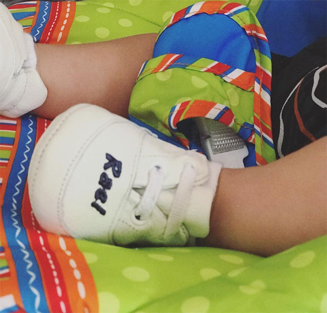 Na primeira viagem de Rael, Isis Valverde mostra sapatinhos personalizados do bebê, confira o clique!