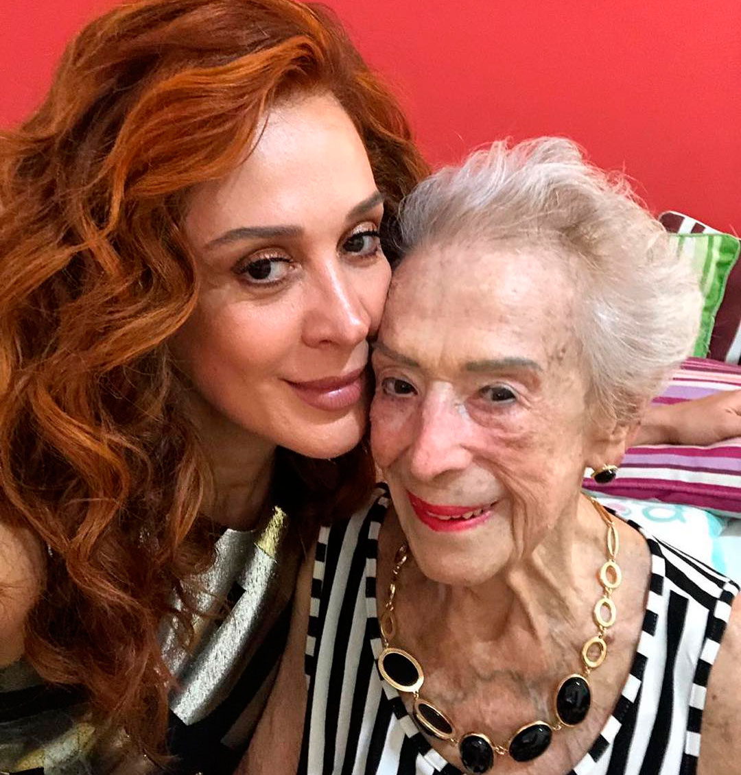 Claudia Raia encanta seguidores ao publicar foto com a mãe: <I>Colinho</I>