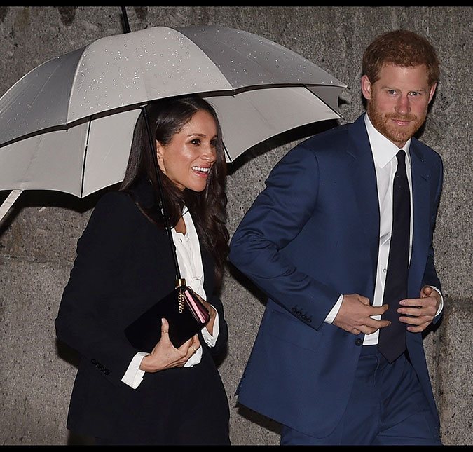 Meghan Markle e príncipe Harry fazem aparição surpresa em evento de fundação britânica
