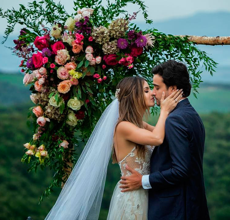Sthefany Brito revela detalhes de seu casamento secreto: -<I> Deu uma renovada no relacionamento</I>. Assista!
