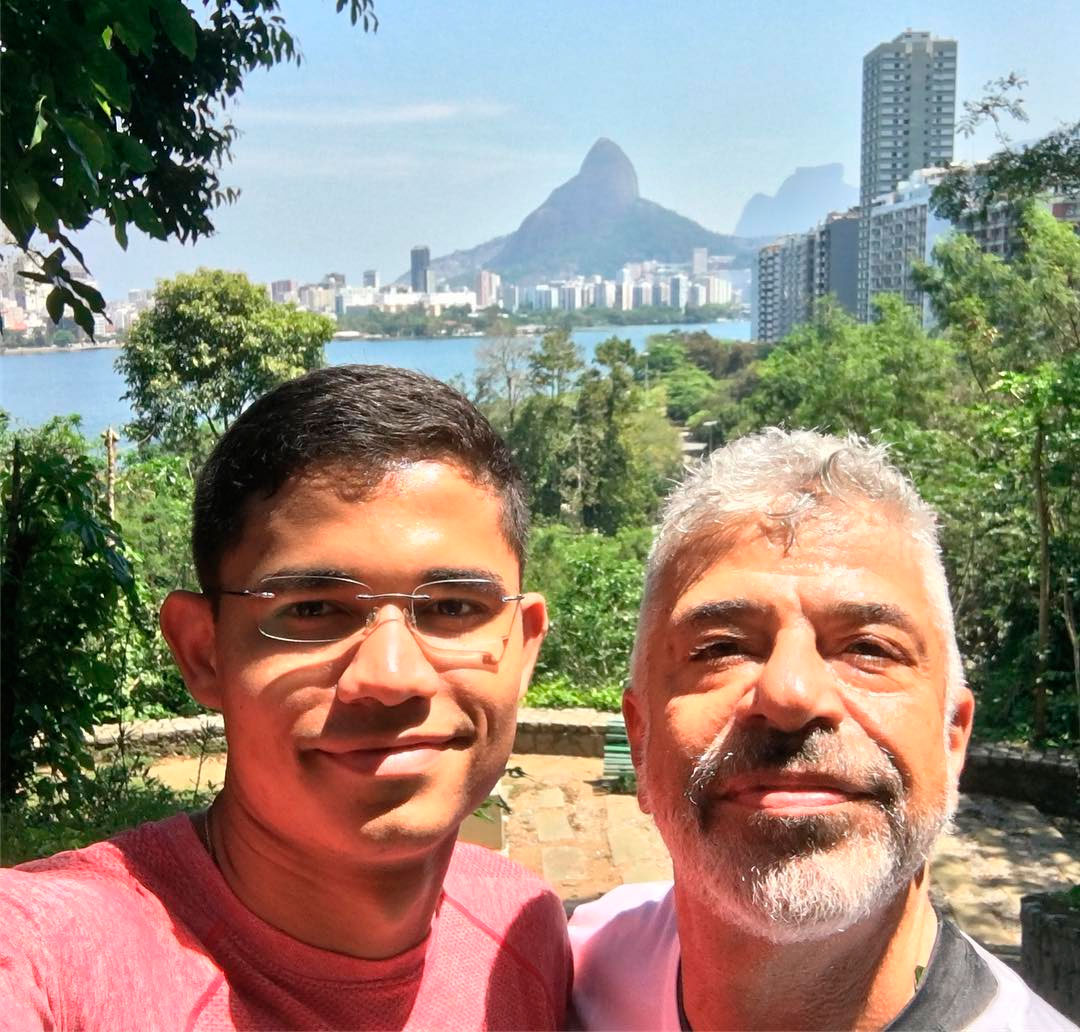 Lulu Santos é pedido em casamento durante <I>show</I>: - <I>O amor da minha vida</I>. Assista!