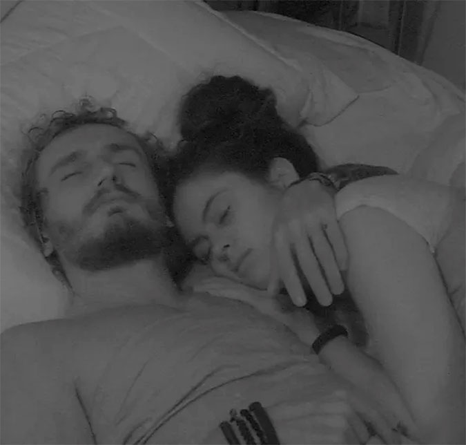 Mãe de Hana dispara sobre momento picante da filha com Alan no <I>BBB 19: - Nada que nos choque</I>
