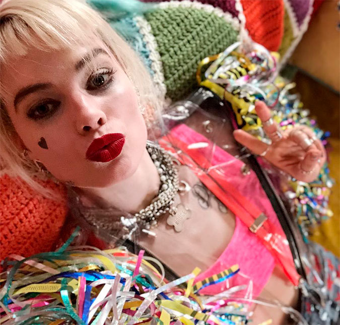 Margot Robbie posta <I>selfie</I> como Arlequina para divulgar <I>teaser</I> de <I>Birds of Prey</I>