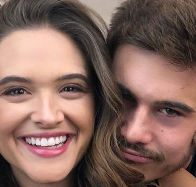 Juliana Paiva e Nicolas Prattes são só amor em festa na casa do cantor Jorge Vercillo