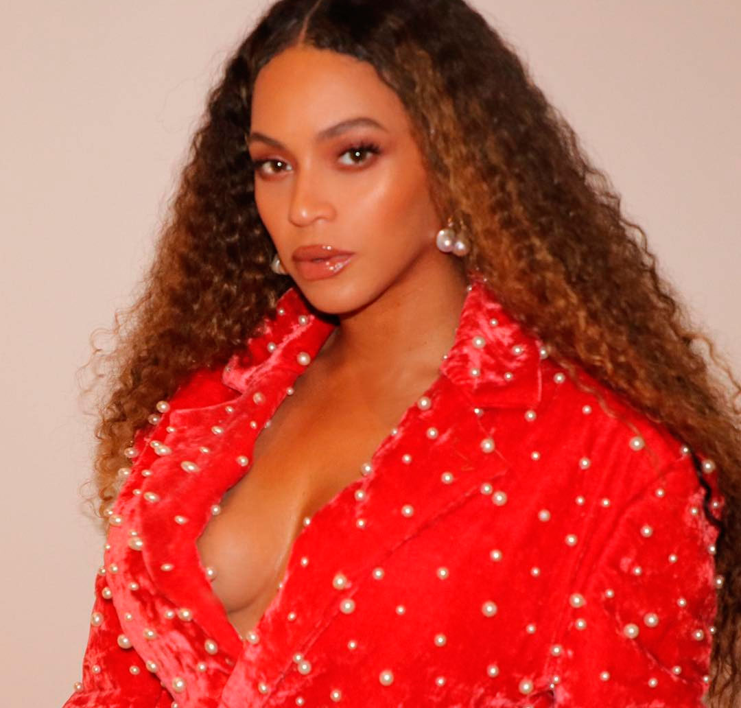 Beyoncé aposta em <I>look</I> monocromático com um mega decote, confira!