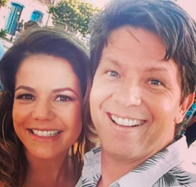 Mario Frias comemora fazer par romântico com a ex-mulher, Nívea Stelmann, em <I>Verão 90</I>