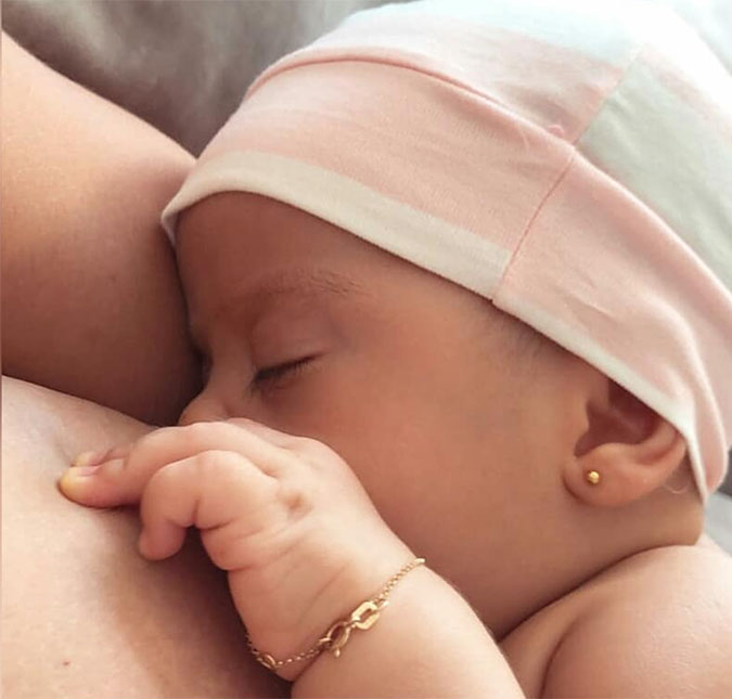 Mayra Cardi surpreende ao colocar touca na filha em pleno verão: <I>Fica tentando se machucar</I>