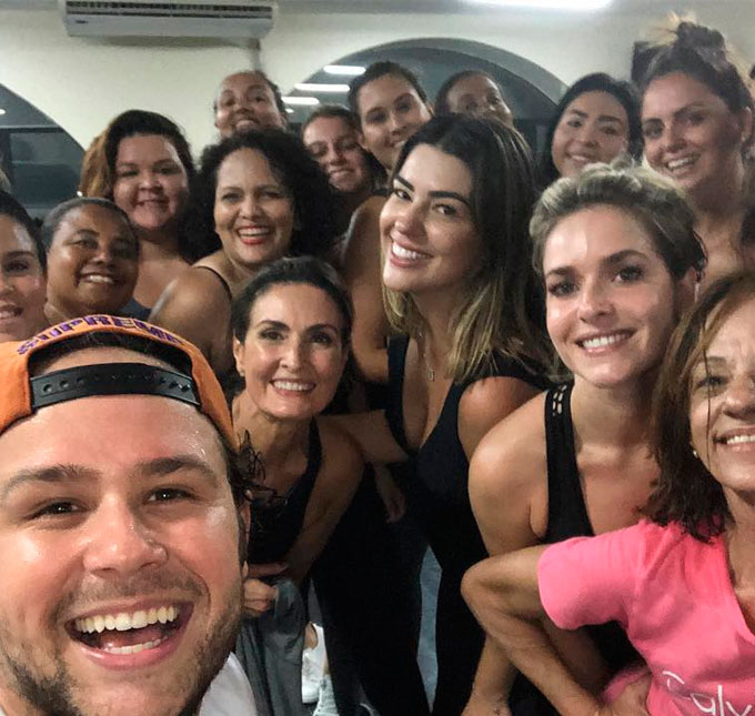 Fátima Bernardes arrasa em aula de dança e adianta: <i>Preparação para o Carnaval</i>