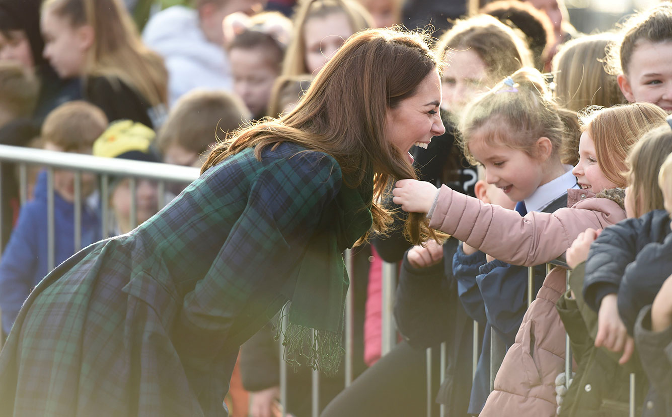 Kate Middleton deixa que garota mexa em seu cabelo durante visita oficial, confira!