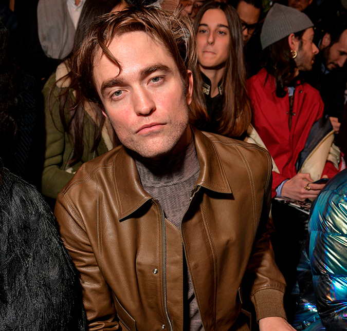 Flagrado andando de mãos dadas com atriz, Robert Pattinson pode ter assumido namoro