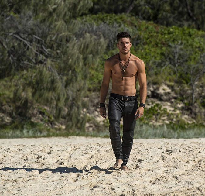 Não tem como negar que as produções da Netflix ganharam o mundo. Mas o mais legal nisso tudo é que algumas atrações nacionais fazem o maior sucesso dentro da plataforma. Pouco tempo após deixar a Globo, Marco Pigossi, nascido em 1º de fevereiro de 1989, anunciou que era o mais novo contratado da Netflix! O galã entrou para o elenco de Tidelands, série australiana de ficção-científica que traz também Elsa Pataky, esposa de Chris Hemsworth, no elenco. A trama gira em torno de um grupo de seres sensuais e perigosos que são metade sereia e metade humano, chamado de Tidelanders. Legal, né? Além disso, ele faz parte do elenco de Cidade Invisível. A seguir, confira outros brasileiros que podemos encontrar no serviço de streaming! Não tem como negar que as produções da Netflix ganharam o mundo. Mas o mais legal nisso tudo é que algumas atrações nacionais fazem o maior sucesso dentro da plataforma. Pouco tempo após deixar a Globo, Marco Pigossi, nascido em 1º de fevereiro de 1989, anunciou que era o mais novo contratado da Netflix! O galã entrou para o elenco de Tidelands, série australiana de ficção-científica que traz também Elsa Pataky, esposa de Chris Hemsworth, no elenco. A trama gira em torno de um grupo de seres sensuais e perigosos que são metade sereia e metade humano, chamado de Tidelanders. Legal, né? Além disso, ele faz parte do elenco de Cidade Invisível. A seguir, confira outros brasileiros que podemos encontrar no serviço de streaming!