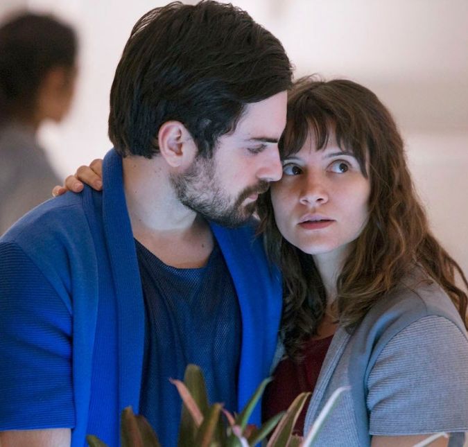 E um motivo de orgulho: 3% foi a primeira série brasileira original da Netflix! Logo, todo o seu elenco, composto por grandes nomes como João Miguel, Bianca Comparato, Vaneza Oliveira, Bruno Fagundes, Michel Gomes e mais, merece ser prestigiado! Com três temporadas cheias de qualidade, a trama mostra um futuro distópico com dois mundos divididos: o Continente, onde vivem os menos privilegiados, e o Maralto, onde só conseguem ir 3% da população, que é aprovada em uma série de testes do chamado Processo. E um motivo de orgulho: 3% foi a primeira série brasileira original da Netflix! Logo, todo o seu elenco, composto por grandes nomes como João Miguel, Bianca Comparato, Vaneza Oliveira, Bruno Fagundes, Michel Gomes e mais, merece ser prestigiado! Com três temporadas cheias de qualidade, a trama mostra um futuro distópico com dois mundos divididos: o Continente, onde vivem os menos privilegiados, e o Maralto, onde só conseguem ir 3% da população, que é aprovada em uma série de testes do chamado Processo.