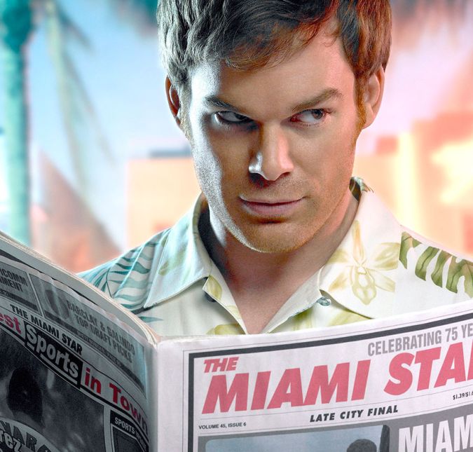 Dexter é uma série que tem um serial killer como protagonista. A trama conta a história de Dexter, vivido por Michael C. Hall, ator nascido em 1 de fevereiro de 1971. O perito criminal, por conhecer muito bem os métodos da polícia, acaba se livrando de todos os seus crimes. O curioso é que o criminalista mata somente pessoas consideradas ruins pela sociedade, o que gera uma grande discussão e reflexão sobre o quão bom o personagem era. Mas, no final do dia, ele ainda sim era um serial killer, né? Dexter é uma série que tem um serial killer como protagonista. A trama conta a história de Dexter, vivido por Michael C. Hall, ator nascido em 1 de fevereiro de 1971. O perito criminal, por conhecer muito bem os métodos da polícia, acaba se livrando de todos os seus crimes. O curioso é que o criminalista mata somente pessoas consideradas ruins pela sociedade, o que gera uma grande discussão e reflexão sobre o quão bom o personagem era. Mas, no final do dia, ele ainda sim era um serial killer, né?