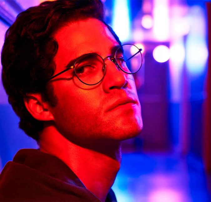 A segunda temporada de American Crime Story é sobre o assassinato de Gianni Versace, irmão de Donatella Versace. Ele foi morto a tiros em julho de 1997 pelo serial killer Andrew Cunanan. Andrew matou cinco pessoas na década de 1990, sendo que quatro foram homens gays com quem tinha se envolvido. A trama, então, conta a história do assassino em paralelo com a de Gianni, que era um grande ícone da moda na época. A segunda temporada de American Crime Story é sobre o assassinato de Gianni Versace, irmão de Donatella Versace. Ele foi morto a tiros em julho de 1997 pelo serial killer Andrew Cunanan. Andrew matou cinco pessoas na década de 1990, sendo que quatro foram homens gays com quem tinha se envolvido. A trama, então, conta a história do assassino em paralelo com a de Gianni, que era um grande ícone da moda na época.