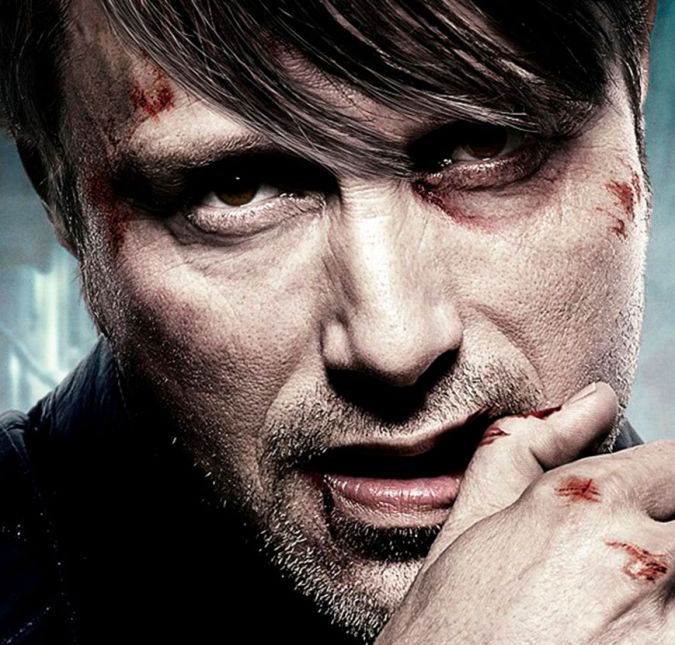 O famoso personagem Hannibal Lecter, de Thomas Harris, ganhou uma série para chamar de sua em 2013. Hannibal, claro, narra a história do serial killer canibal mais famoso do mundo. Tudo gira em torno do encontro de Jack Crawford, um agente do FBI, com o assassino, que é contratado para dar consultorias em alguns casos. Bem aquela coisa, né: de dia, um psiquiatra inocente e parceiro da polícia, mas de noite... O famoso personagem Hannibal Lecter, de Thomas Harris, ganhou uma série para chamar de sua em 2013. Hannibal, claro, narra a história do serial killer canibal mais famoso do mundo. Tudo gira em torno do encontro de Jack Crawford, um agente do FBI, com o assassino, que é contratado para dar consultorias em alguns casos. Bem aquela coisa, né: de dia, um psiquiatra inocente e parceiro da polícia, mas de noite...
