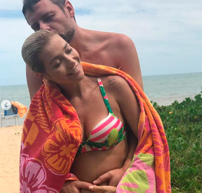 Grávida, Luiza Possi ganha carinho do marido na barriga, veja!