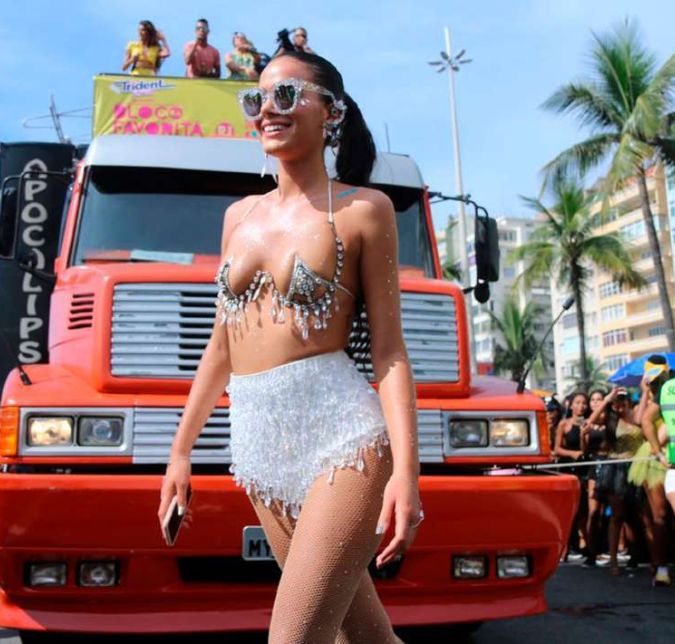 Em 2018, Bruna Marquezine não foi para a avenida, mas roubou a cena no Bloco da Favorita no Rio de Janeiro. A atriz inovou no figurino e surgiu com um biquíni tapa-seio para lá de ousado.
