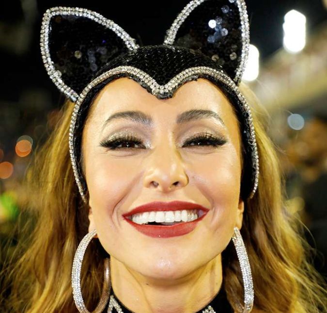 Já virou rotina para Sabrina Sato roubar toda as atenções na avenida. Mas em 2018, a fantasia da apresentadora que mais deu o que falar foi fora do sambódromo. Acompanhando o segundo e último dia de desfiles na Sapucaí, a apresentadora surgiu com uma fantasia inspirada em Luma de Oliveira. A japa estava usando uma coleira com o nome do noivo, Duda Nagle, assim como Luma fez em 1998, quando foi rainha da escola Tradição.