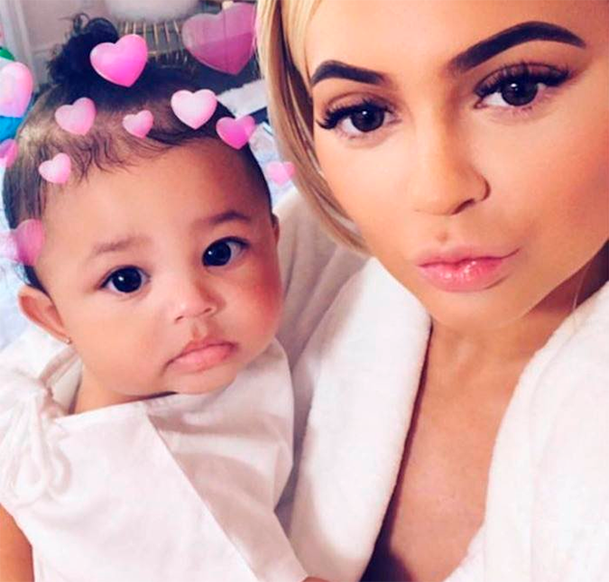 Filha da Kylie Jenner completa um ano de idade e família manda mensagens fofas